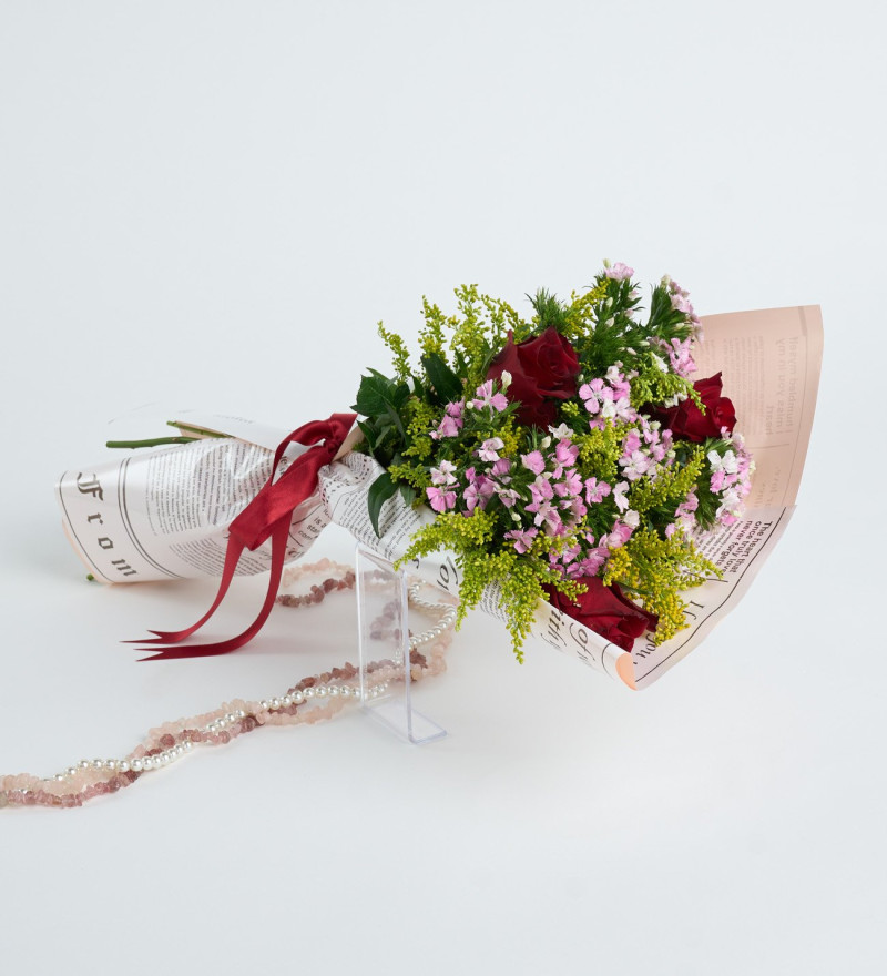 Pembe Gazete Bukette Hüsnüyusuf ve Kırmızı Güller