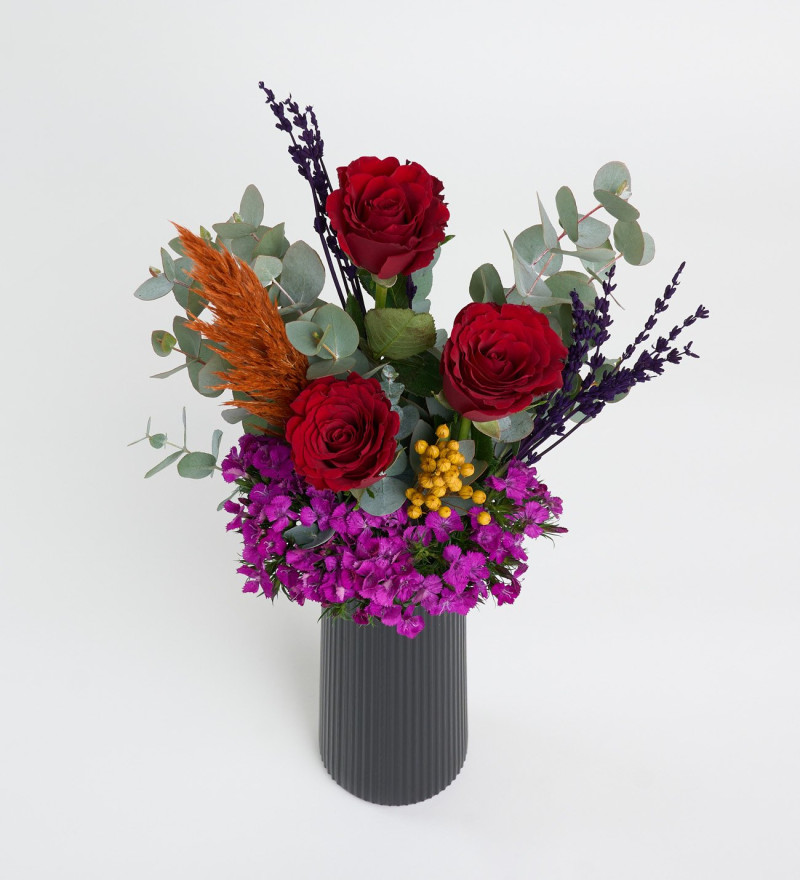 Siyah Çizgili Vazoda 3 Kırmızı Gül ve Hüsnüyusuf