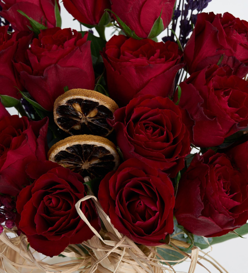 Yeşil Vazoda Kırmızı Güller ve Mutlu Ayıcık