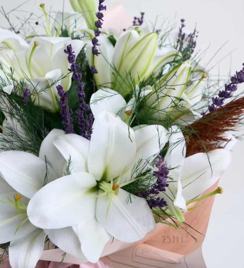 Pembe Beyaz Bukette 16’lı Beyaz Lilyum Aranjmanı